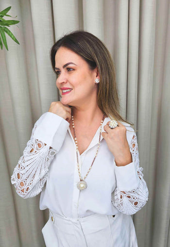 Colar Cassia longo com pingente redondo e perolas com veneziana vintage