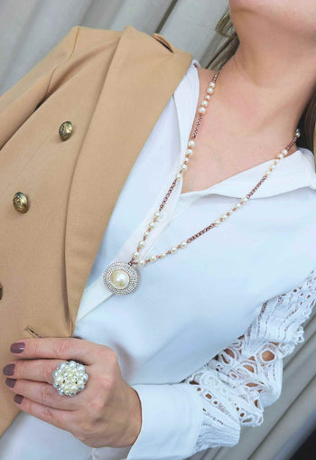 Colar Cassia longo com pingente redondo e perolas com veneziana vintage