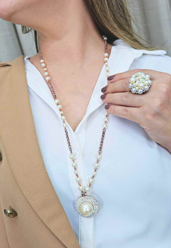 Colar Cassia longo com pingente redondo e perolas com veneziana vintage