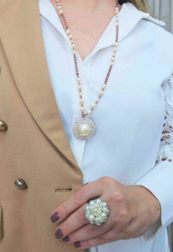 Colar Cassia longo com pingente redondo e perolas com veneziana vintage