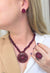 Colar Audaz de cascalhos de resina vermelho e pingente oval vermelho