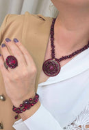 Colar Audaz de cascalhos de resina vermelho e pingente oval vermelho