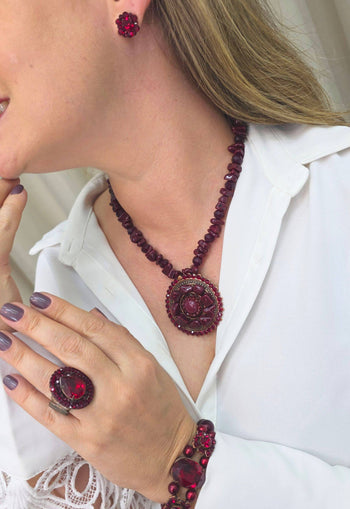 Colar Audaz de cascalhos de resina vermelho e pingente oval vermelho