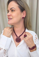 Colar Audaz de cascalhos de resina vermelho e pingente oval vermelho