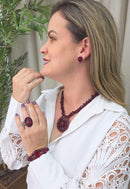 Colar Audaz de cascalhos de resina vermelho e pingente oval vermelho
