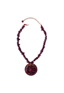 Colar Audaz de cascalhos de resina vermelho e pingente oval vermelho
