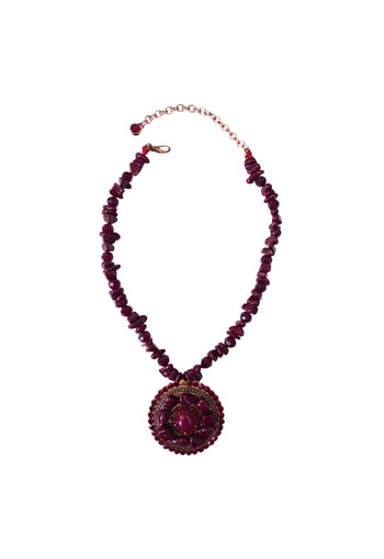 Colar Audaz de cascalhos de resina vermelho e pingente oval vermelho