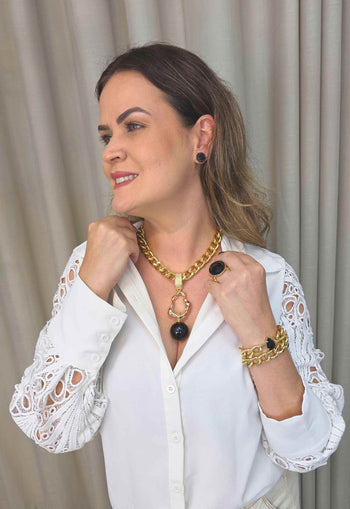 Colar Késia: Moderno com Pingente Orgânico e Bola Preta no Dourado | Destaque no seu Look