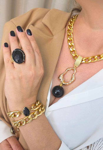 Colar Késia: Moderno com Pingente Orgânico e Bola Preta no Dourado | Destaque no seu Look