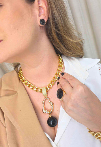 Colar Késia: Moderno com Pingente Orgânico e Bola Preta no Dourado | Destaque no seu Look