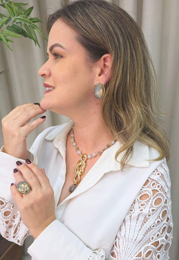 Colar Mavi de cristais cinzas e leitosos com pingente de metal orgânico dourado