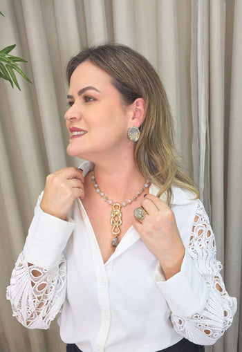 Colar Mavi de cristais cinzas e leitosos com pingente de metal orgânico dourado