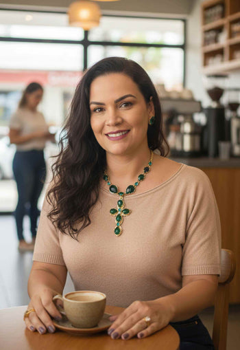 Colar Crucifixo Verde Esmeralda Dourado | Colar Greta