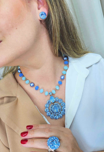 Colar Oceânica com maxi pingente redondo de cristais e pedras azuis banhado no prata