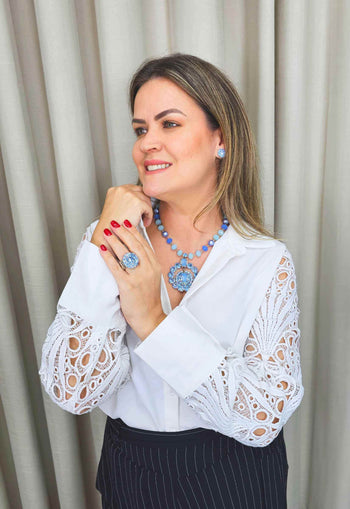 Colar Oceânica com maxi pingente redondo de cristais e pedras azuis banhado no prata