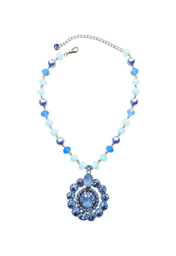 Colar Oceânica com maxi pingente redondo de cristais e pedras azuis banhado no prata