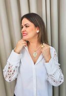 Colar Devoção Gold com pingente de Nossa Senhora Aparecida com perolas banhado no dourado