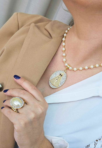 Colar Devoção Gold com pingente de Nossa Senhora Aparecida com perolas banhado no dourado