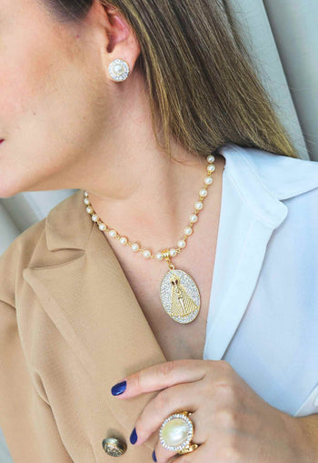 Colar Devoção Gold com pingente de Nossa Senhora Aparecida com perolas banhado no dourado