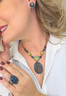 Colar Glória: Com Pingente de Nossa Senhora Aparecida de Pedras Azuis Banhado no Vintage | Sahara Acessórios