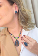 Colar Glória: Com Pingente de Nossa Senhora Aparecida de Pedras Azuis Banhado no Vintage | Sahara Acessórios