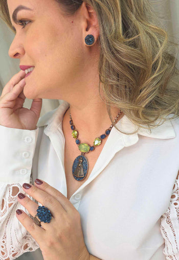 Colar Glória: Com Pingente de Nossa Senhora Aparecida de Pedras Azuis Banhado no Vintage | Sahara Acessórios