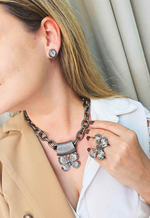 Colar de borboleta Indira glam com pedras hematite cristal e black diamond banhado no onix