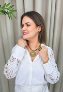 Colar Bernadete com mandala verde oliva e pedras verdes banhado no ouro velho