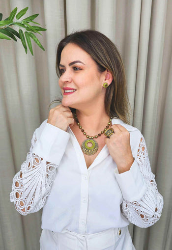 Colar Bernadete com mandala verde oliva e pedras verdes banhado no ouro velho