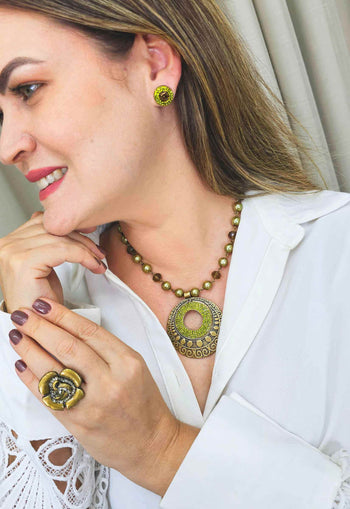 Colar Bernadete com mandala verde oliva e pedras verdes banhado no ouro velho