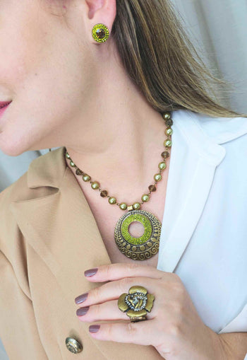 Colar Bernadete com mandala verde oliva e pedras verdes banhado no ouro velho