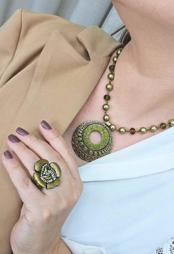 Colar Bernadete com mandala verde oliva e pedras verdes banhado no ouro velho