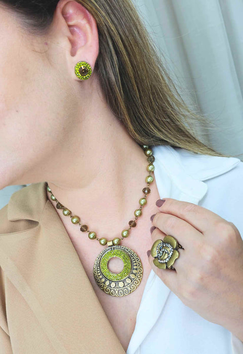 Colar Bernadete com mandala verde oliva e pedras verdes banhado no ouro velho