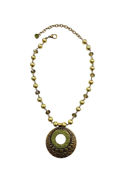 Colar Bernadete com mandala verde oliva e pedras verdes banhado no ouro velho