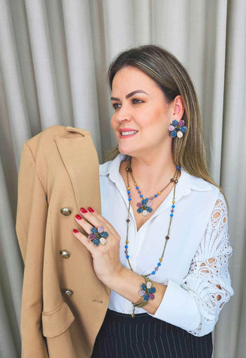 Colar Odisseia mix com pingente de flor e pedras coloridas banhado no ouro velho