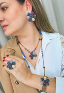 Colar Odisseia mix com pingente de flor e pedras coloridas banhado no ouro velho