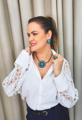 Colar Antônia ouro velho com maxi pingente redondo e pedras em tons de azuis