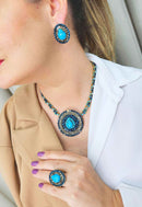 Colar Antônia ouro velho com maxi pingente redondo e pedras em tons de azuis