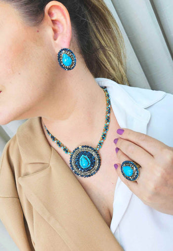 Colar Antônia ouro velho com maxi pingente redondo e pedras em tons de azuis