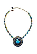 Colar Antônia ouro velho com maxi pingente redondo e pedras em tons de azuis