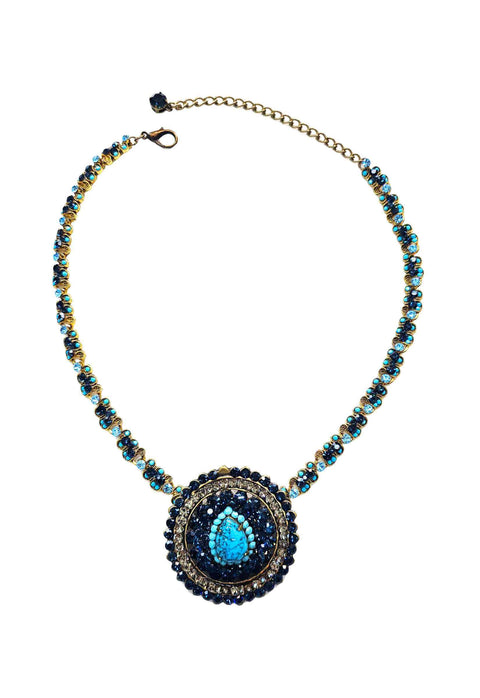 Colar Antônia ouro velho com maxi pingente redondo e pedras em tons de azuis