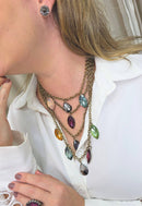 Colar Edilene com mix de correntes ouro velho e pedras coloridas