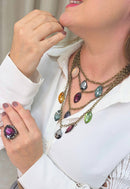 Colar Edilene com mix de correntes ouro velho e pedras coloridas