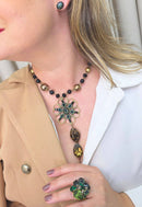 Colar Georgia ouro velho com pingente de pedras pretas e verde
