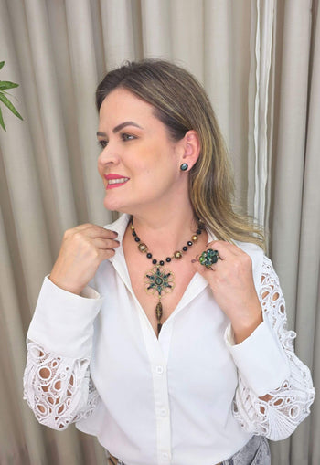 Colar Georgia ouro velho com pingente de pedras pretas e verde