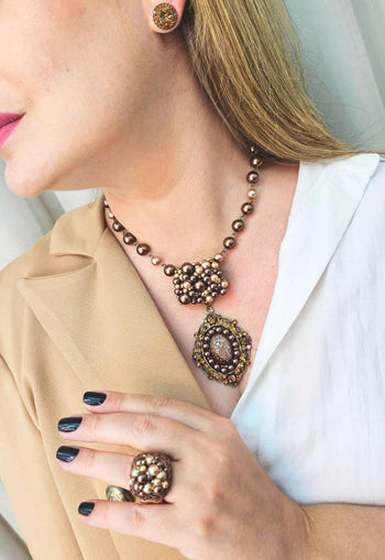 Colar Nara vintage com perolas cobreadas e pingente smoked