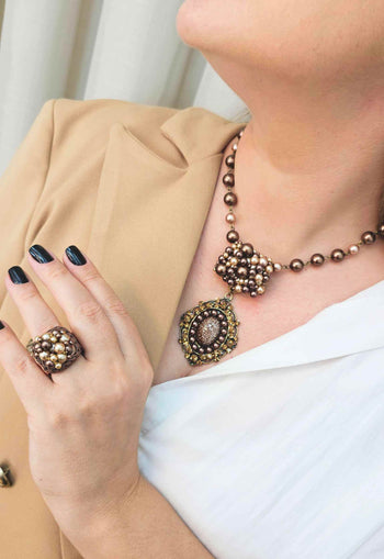 Colar Nara vintage com perolas cobreadas e pingente smoked