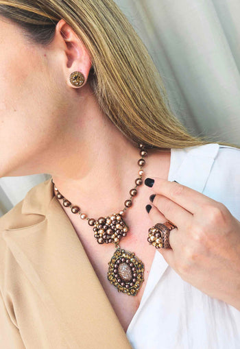 Colar Nara vintage com perolas cobreadas e pingente smoked