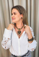 Colar Cândida ouro velho com pingente de pedras pretas e vital marrom