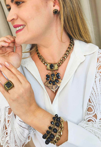 Colar Cândida ouro velho com pingente de pedras pretas e vital marrom